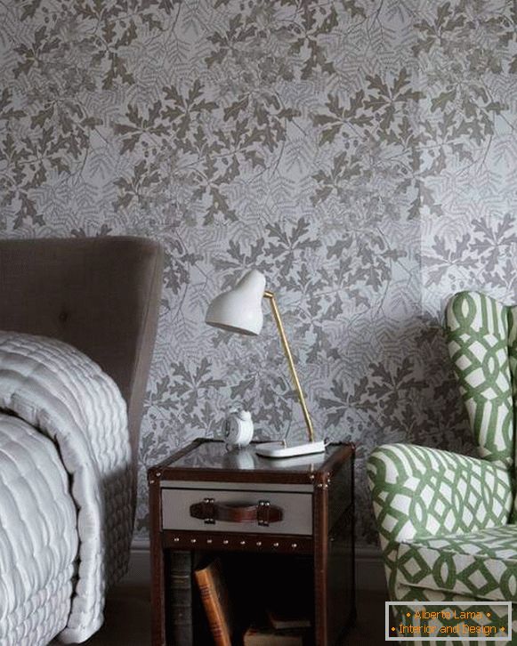 Stylový interiér ložnice - tapeta v šedé barvě