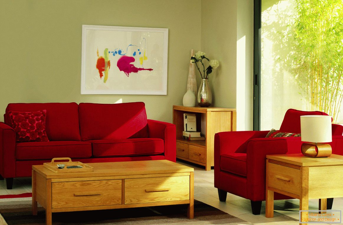 Červený nábytek ve světlé obývacím pokoji