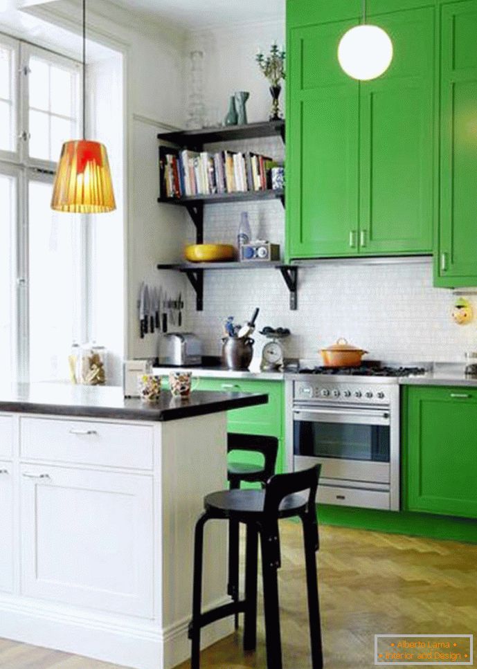 Kuchyně v bílé a zelené barvě
