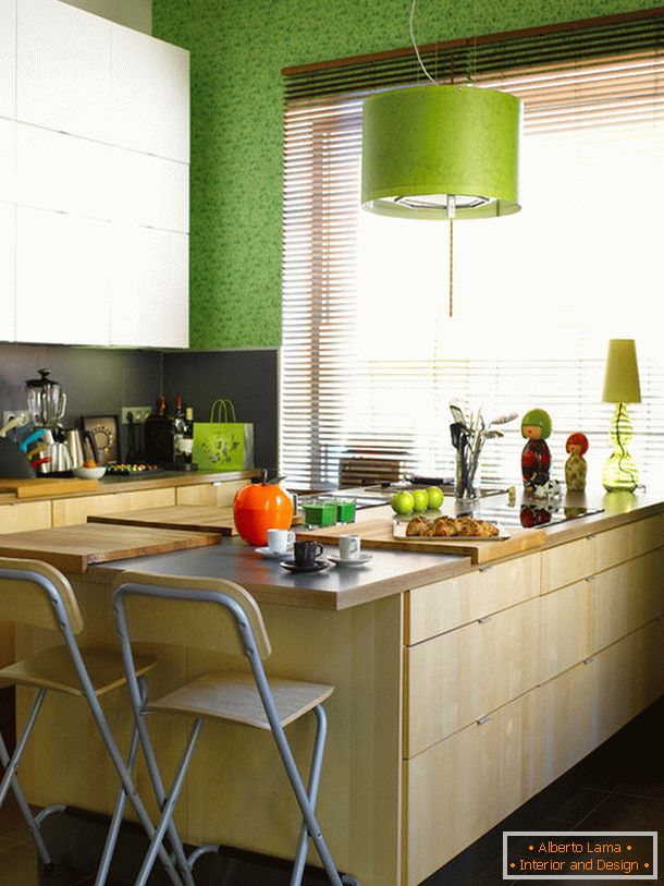 Kuchyně v bílé a zelené barvě