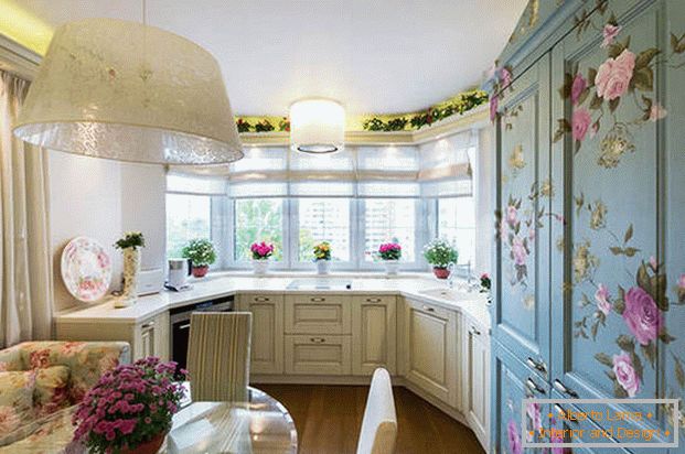 design kuchyně ve stylu Provence s květinovými motivy
