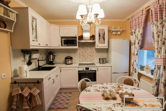 malá kuchyně ve stylu Provence fotografie интерьер