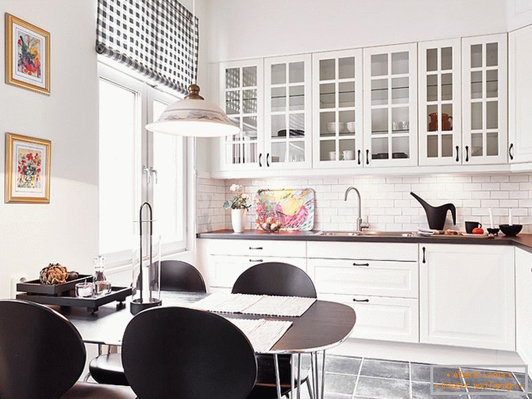 Kuchyňský interiér v černé a bílé barvě