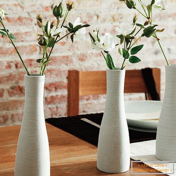 Vázy s květinami na stole