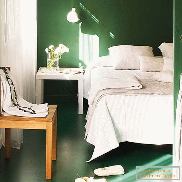 Malá ložnice v bílé a zelené barvě