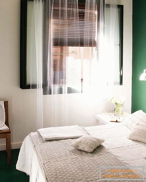 Interiér ložnice v bílo-zelené barvě