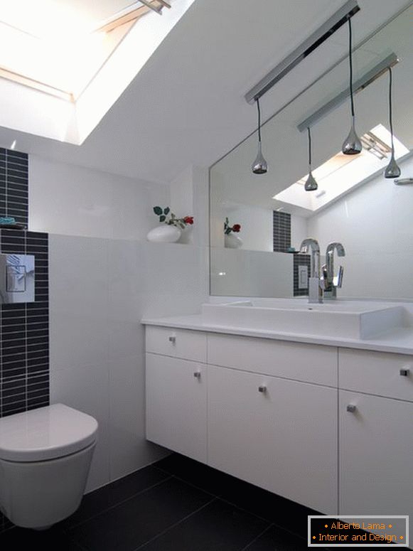 Malá koupelna v černé a bílé barvě