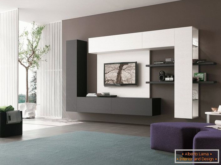 Obývací pokoj hi-tech je vyroben v přísném souladu se stylem. Panoramatická okna dokonale zdůrazňují celkovou koncepci stylu prostorného pokoje. 