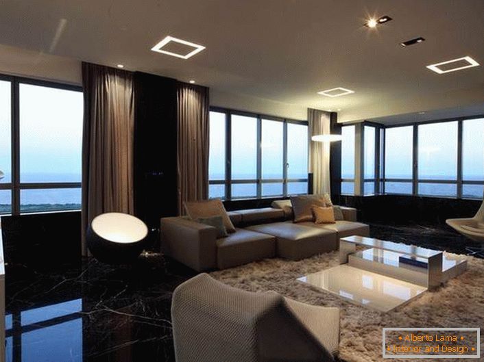 V interiéru obývacího pokoje v high-tech stylu, koberec s vysokou hromadou organicky vypadá.