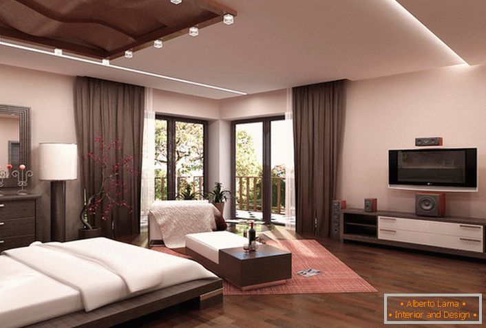 Prostorná ložnice v high-tech stylu v béžových tónech v domě mladé rodiny v Římě.