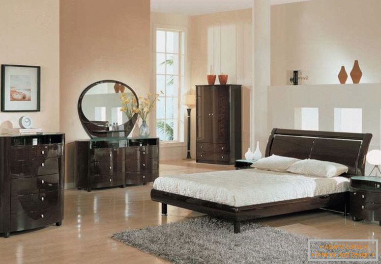 klasické a jednoduché ložnice-trendy-s-lesklý-nábytek-s-vanity-a-kostým-také-bed-couch-a-shag-koberec a laminát-podlahové a stolní lampa