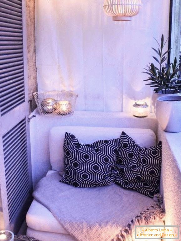 Balkon s čalouněným nábytkem