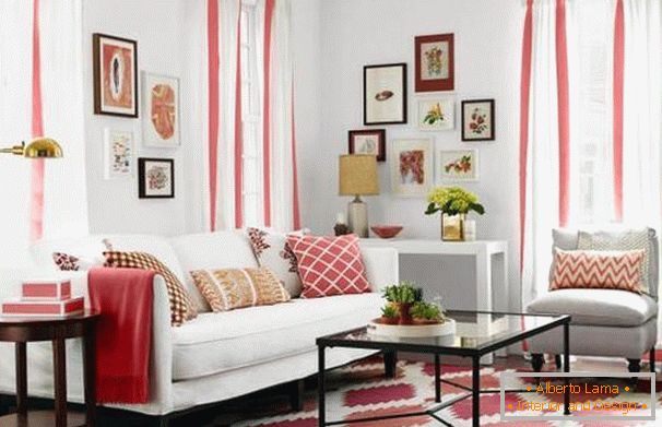 Červené akcenty v bílém obývacím pokoji