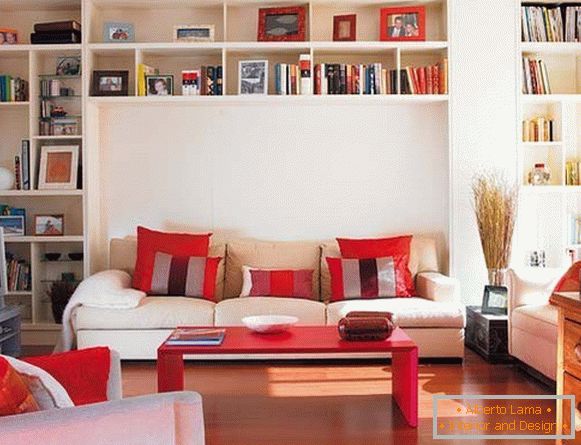 Červené akcenty ve světlé obývacím pokoji