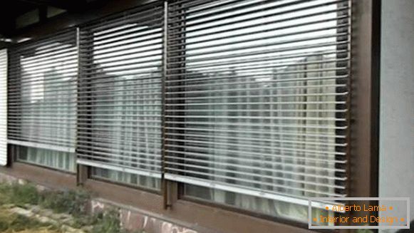 kovové žaluzie na plastových oknech, foto 49