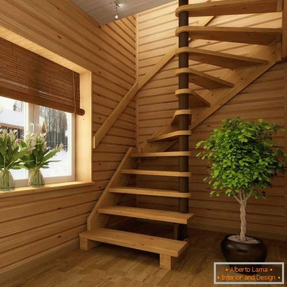 Moderní točité schodiště v soukromém domě ze dřeva