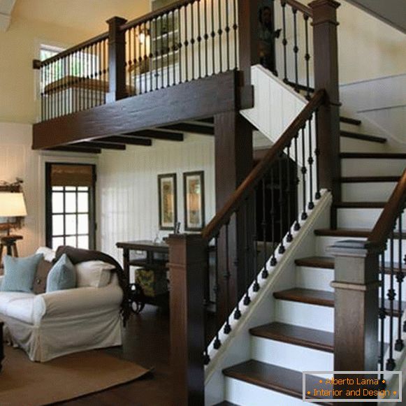 Krásný schodišťový design v soukromém domě s dřevěnými madlami