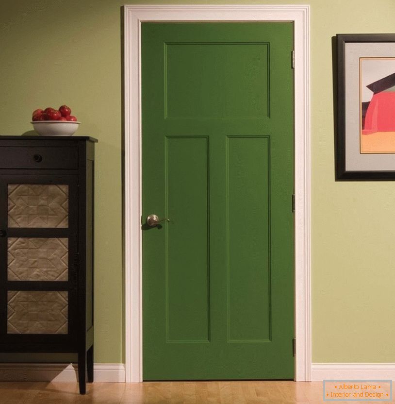 Zelené dveře v místnosti