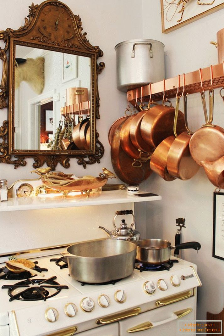 Bronzové nádobí v kuchyni