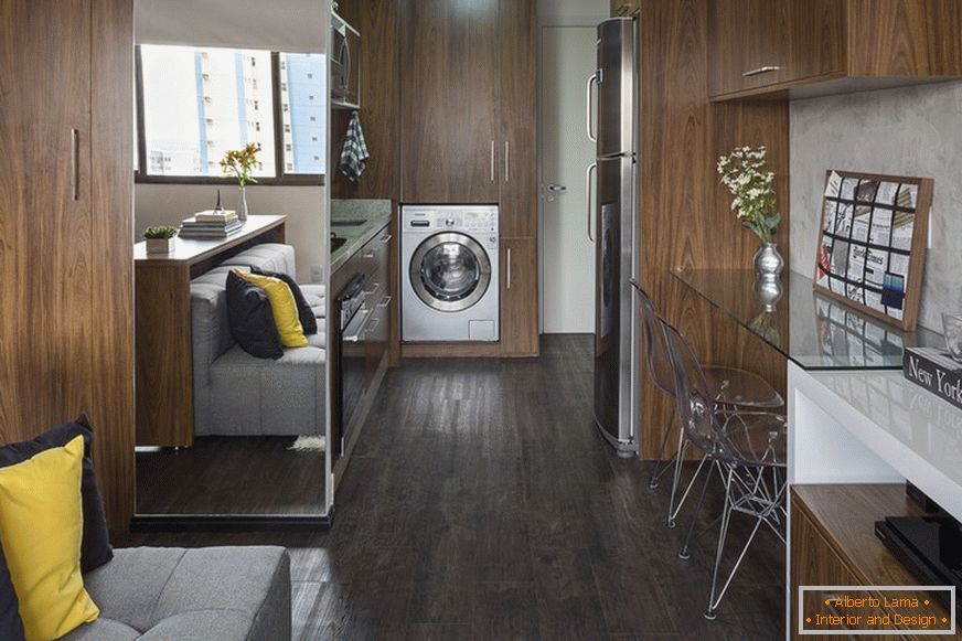 Kompaktní kuchyně a vestavěná pračka v malém bytě v Brazílii