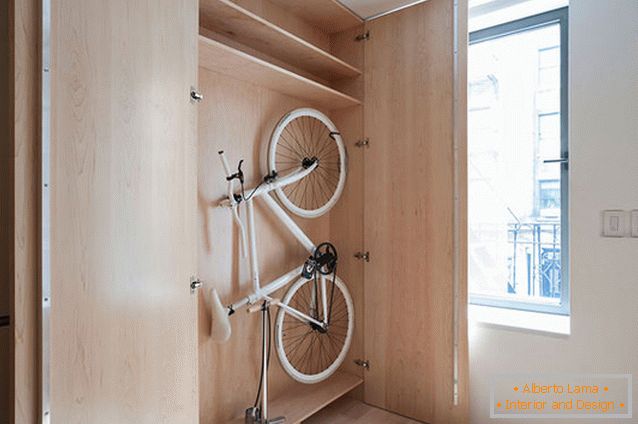 Bike ve skříni v multifunkčním bytovém transformátoru