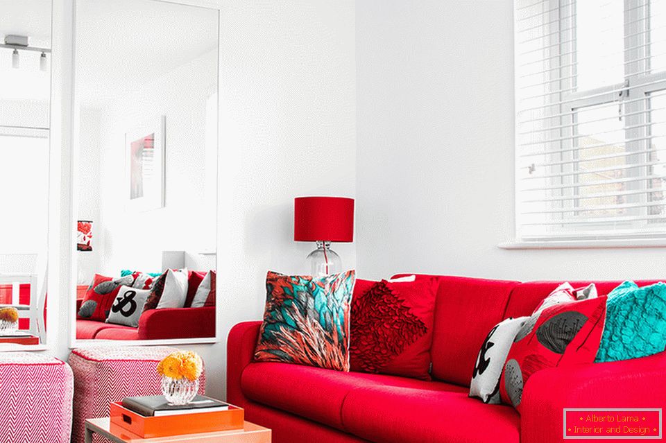 Červený nábytek a doplňky v bílém obývacím pokoji
