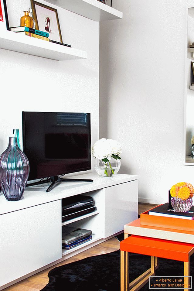 TV na stole konzoly v obývacím pokoji