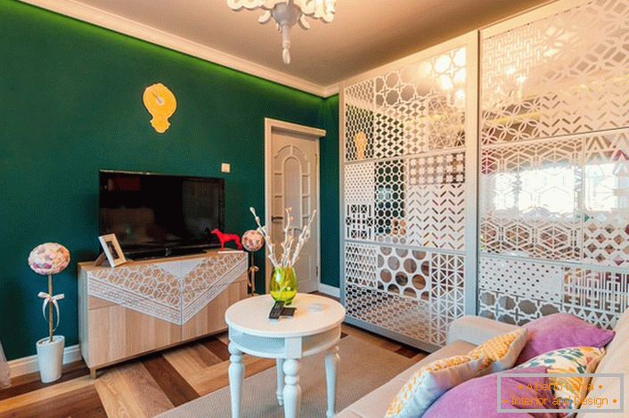 Obývací pokoj ve venkovském stylu je zajímavý s velkou zrcadlovou skříní. Zrcadla jsou přilepena filmem z barevného skla s bílým vzorem.