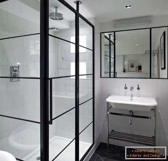Černobílý interiér koupelny se sprchovým koutem