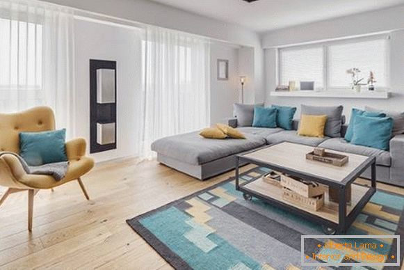 Moderní vícebarevné koberce ve vnitřku obývacího pokoje