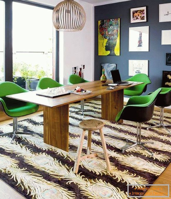 Koberec v obývacím pokoji na podlaze s pávovým vzorem