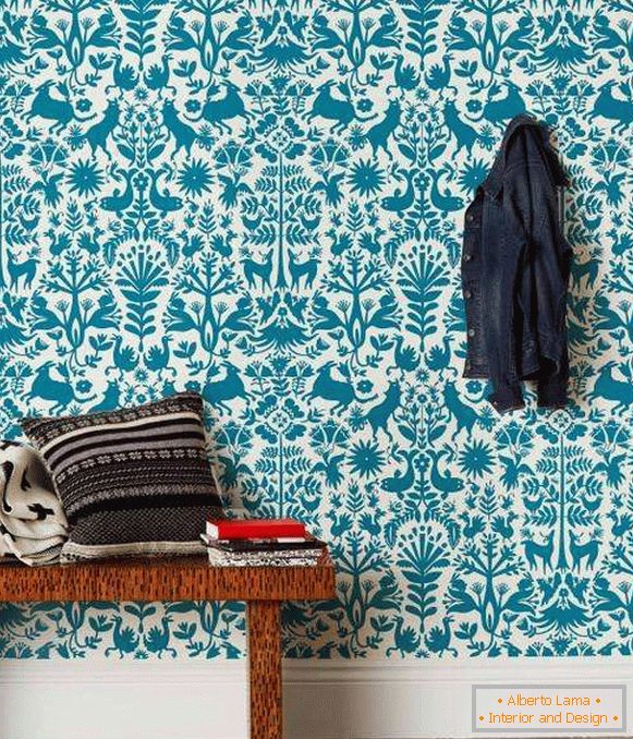 Etnický tapetový design v bílé a modré barvě