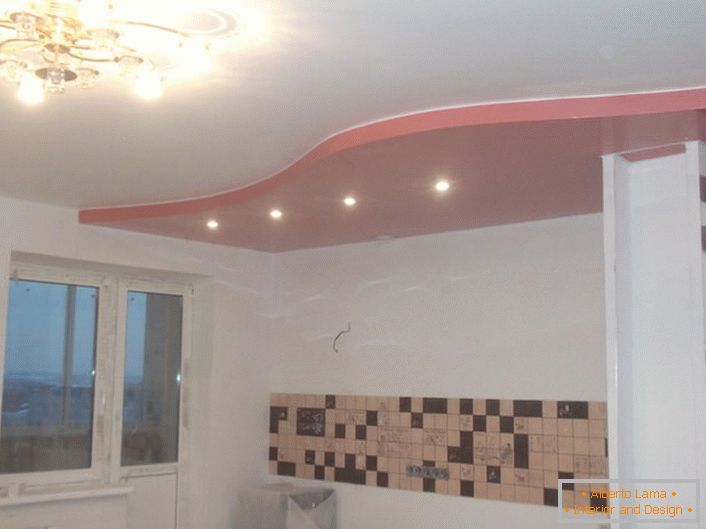 Klasický dvoupatrový strop v červenobílých barvách pro prostornou kuchyň.