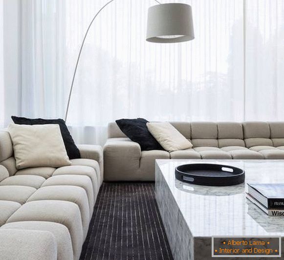 Černobílé vnitřní tkaniny na obývacím pokoji