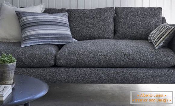 Čalouněná pohovka, koberec a polštáře z kolekce 2016 od designérské společnosti