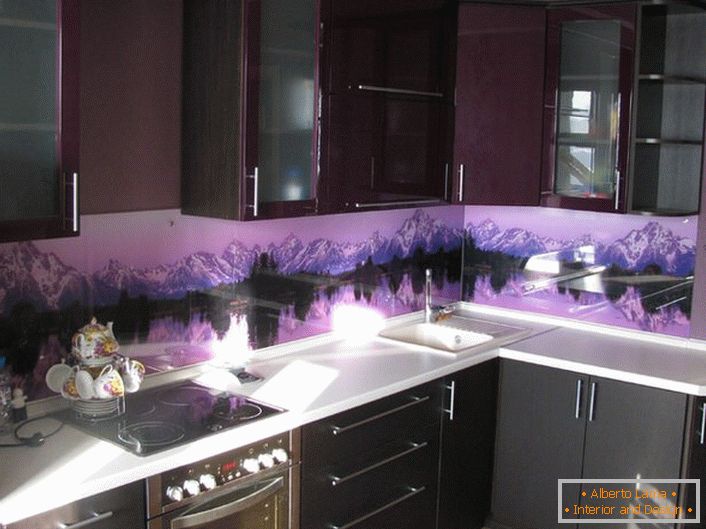 Fialové barvy místnosti