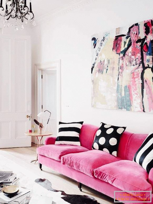 Růžová pohovka v interiéru obývacího pokoje Foto