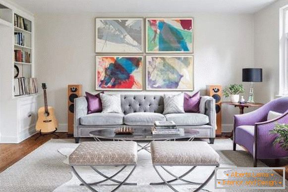 Luxusní pohovka ve stříbrné barvě ve vnitřním prostoru obývacího pokoje