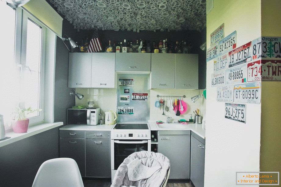 Malá útulná kuchyně v šedé barvě
