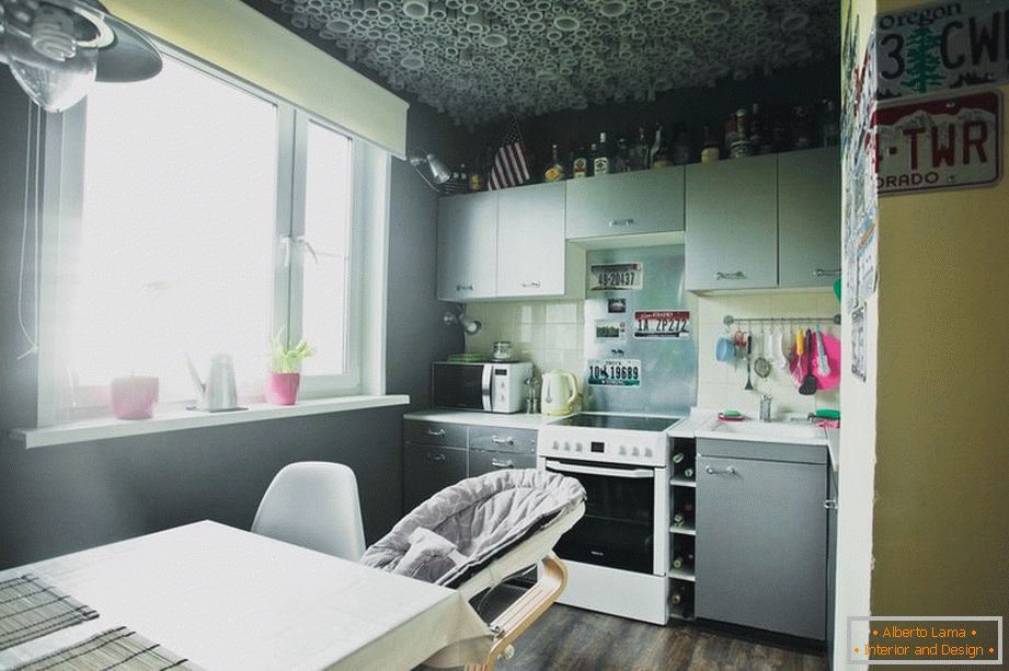 Malá útulná kuchyně v šedé barvě