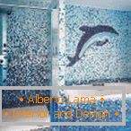 Delfín mozaiky na stěně koupelny