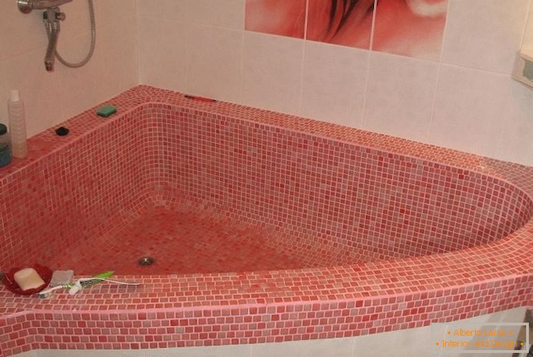Koupel z růžové mozaiky