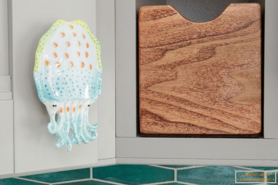 Dvířka v podobě chobotnice v kuchyni