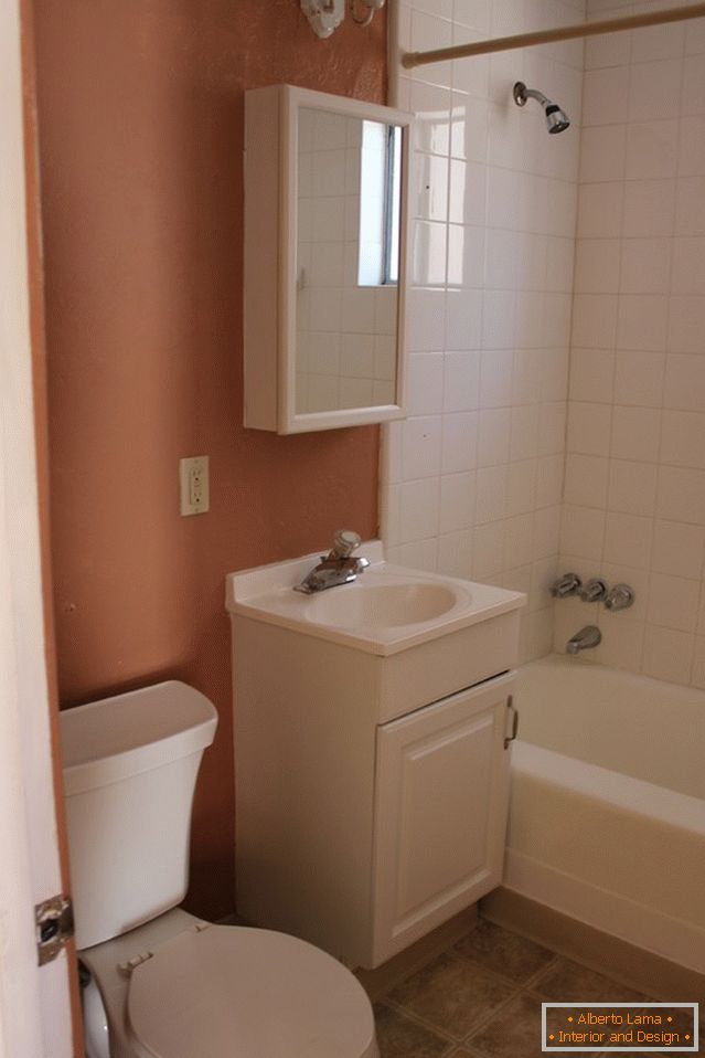 Interiér malé koupelny před opravou