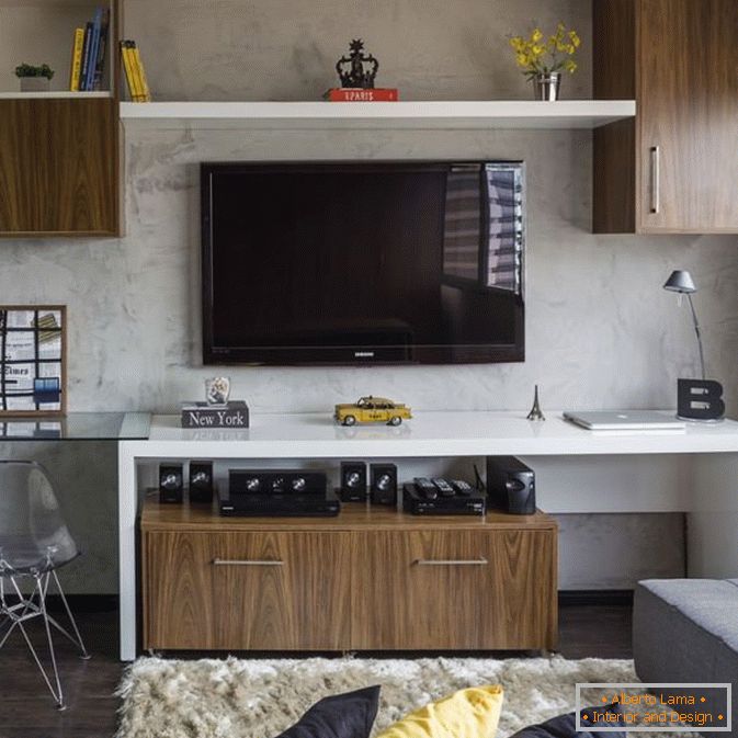 TV na stěně v obývacím pokoji