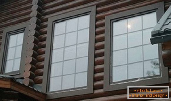 Krásné ozdobení oken v dřevěném domě, foto 10