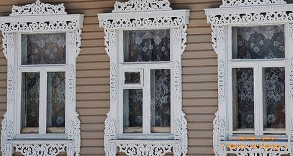 Clystery na oknech v dřevěném domě foto, foto 13