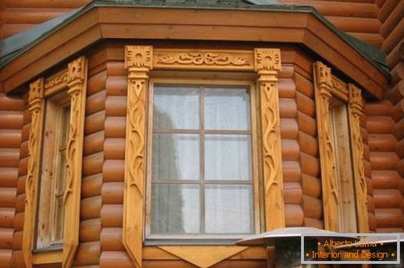 Vyřezávané desky pro okna v dřevěném domě, foto 14