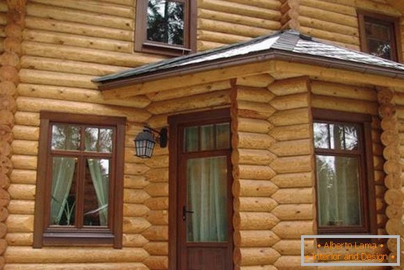 Plošiny na oknech v dřevěném domě foto, foto 2