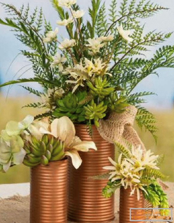 venkovní váza s rukama z kartonu, foto 19